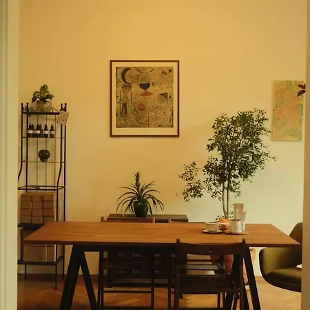 Spacious In Center 아파트 *