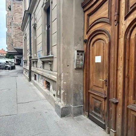 Spacious In Center Apartment *